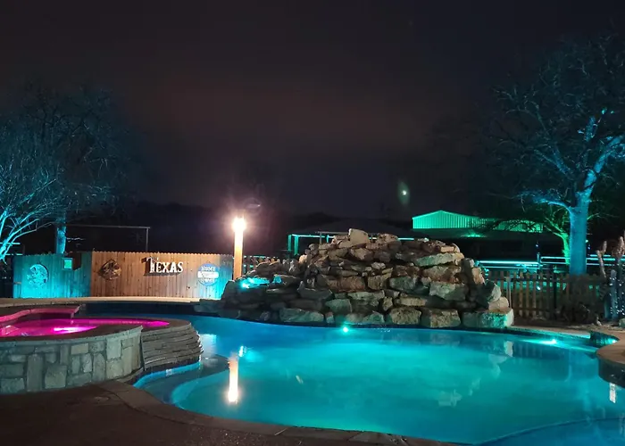 Private Retreat With Pond, Pool And Hot Tub